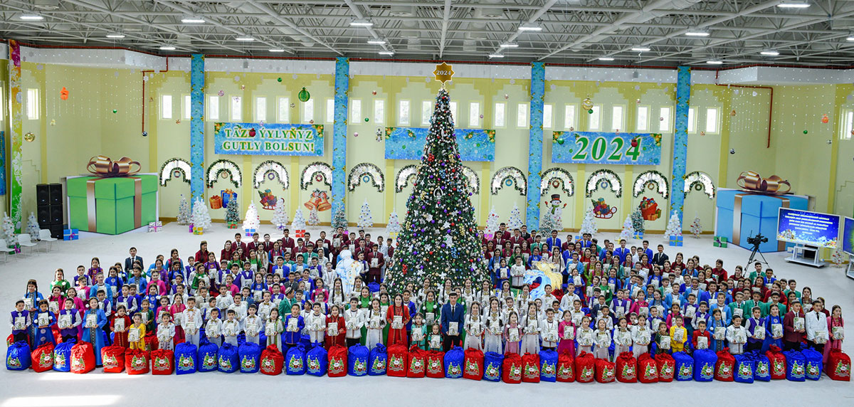 New Year’s gifts for children from the “Döwletliler köşgi” Palace