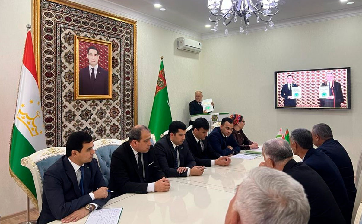 В Душанбе презентована первая книга Президента Туркменистана «Молодежь – опора Родины»
