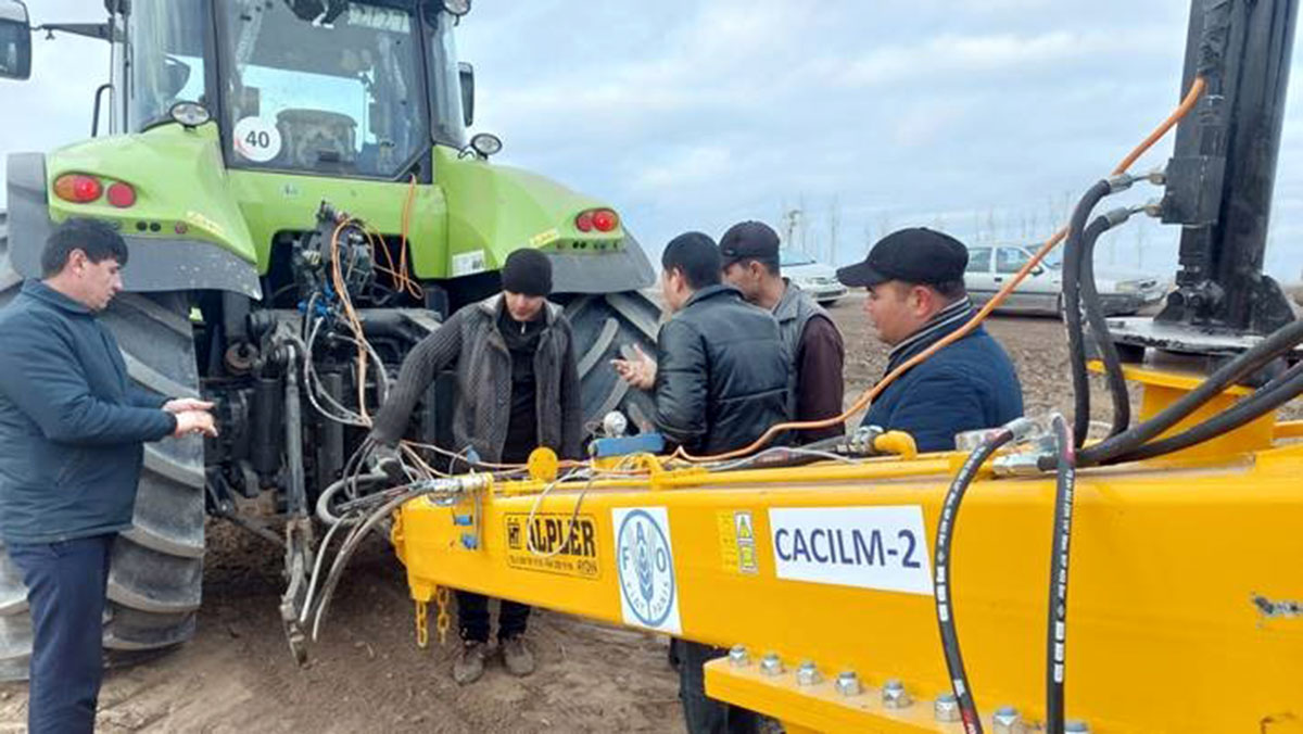 FAO provided a laser land leveler to the Andalip Daykhan Association