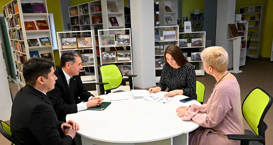 The donation of exhibits to the museum of Magtymguly library in Kyiv