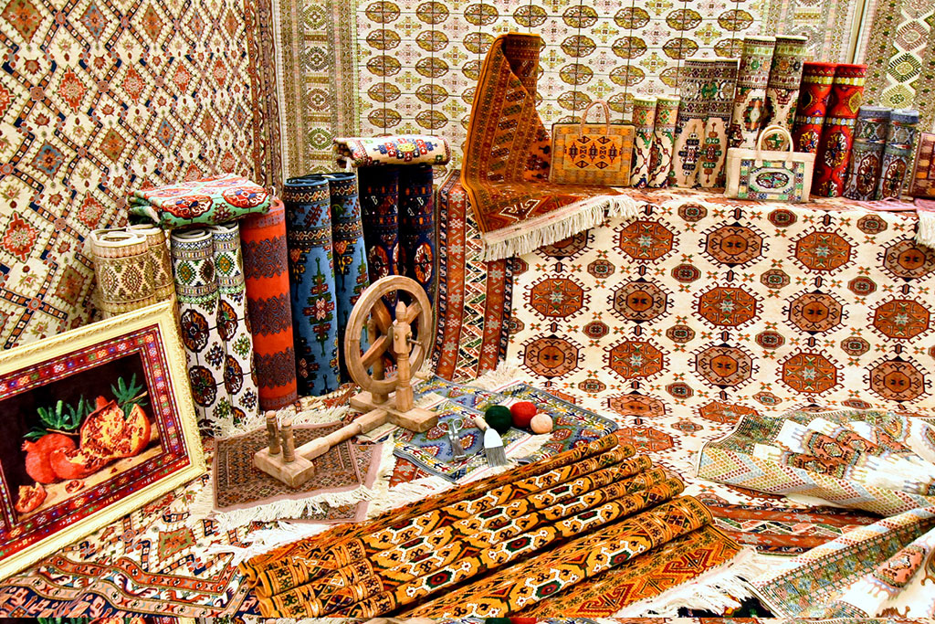 Ковровщицы Эсенгулы работают над созданием новых видов ковровой продукции