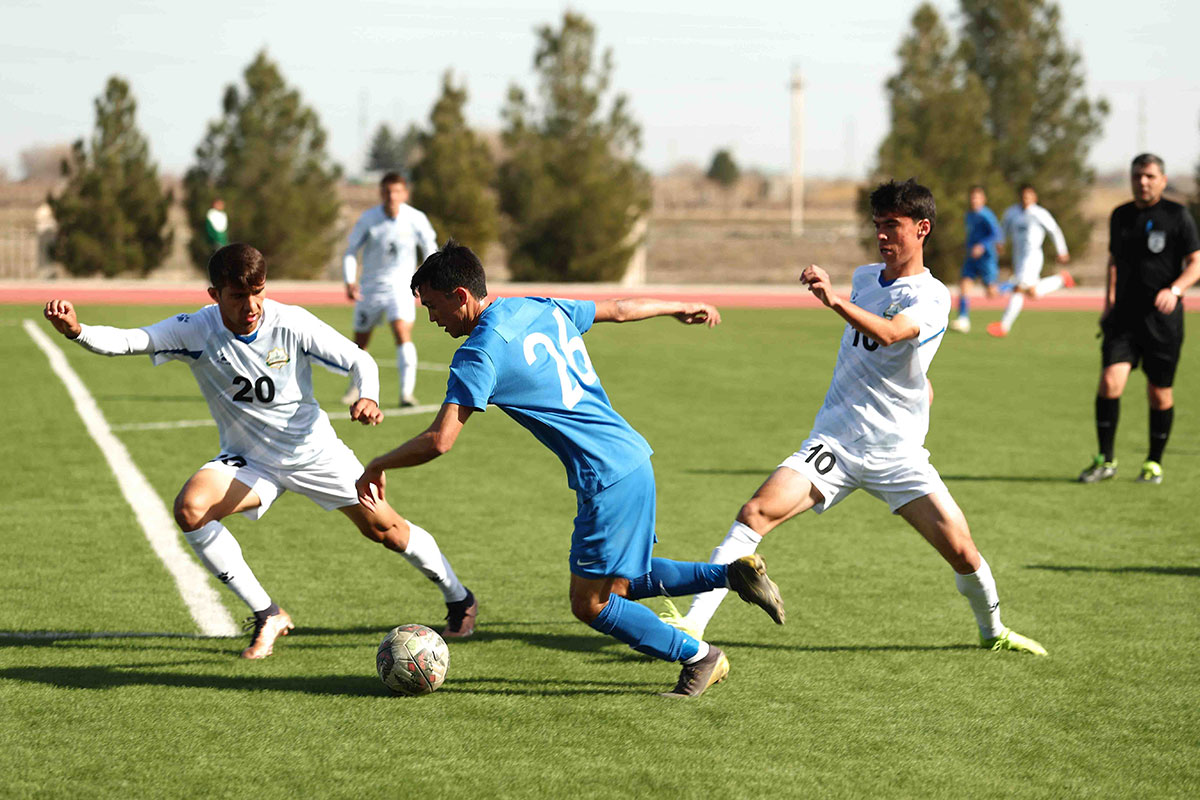 Futbol boýunça Türkmenistanyň çempionaty paýtagtymyzyň toparlarynyň oýny bilen başlady