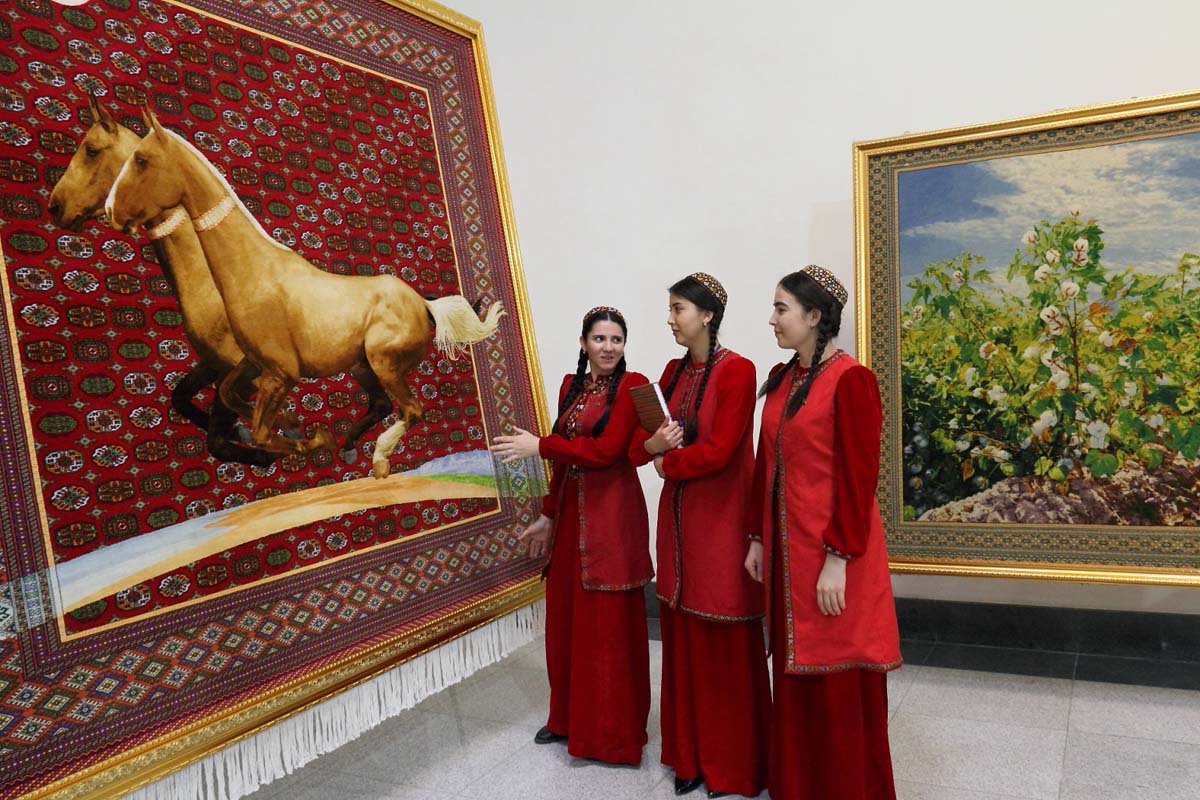 Народному художнику Туркменистана Ада Гутлыеву 60 лет