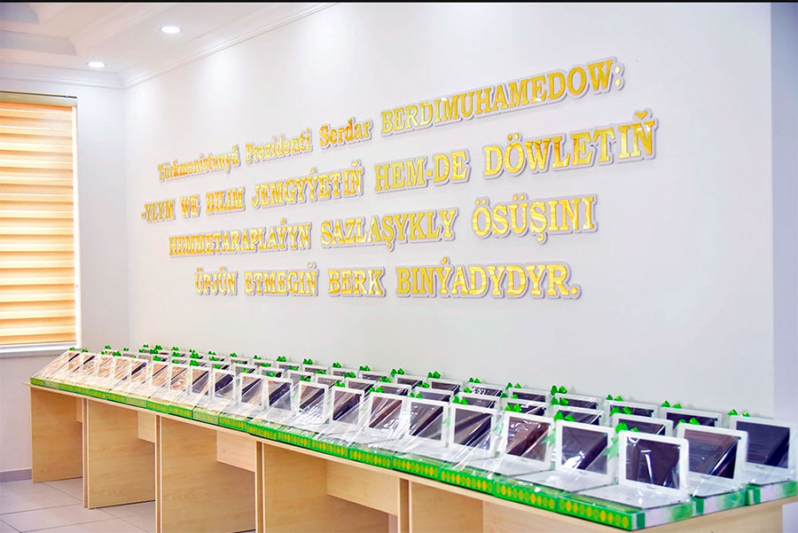 Более 155 тысяч первоклассников Туркменистана получат в подарок ноутбуки в новом учебном году