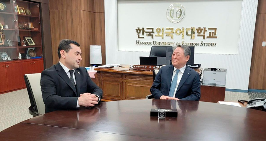 A meeting with the President of Hankuk University of Foreign Studies was held in Seoul