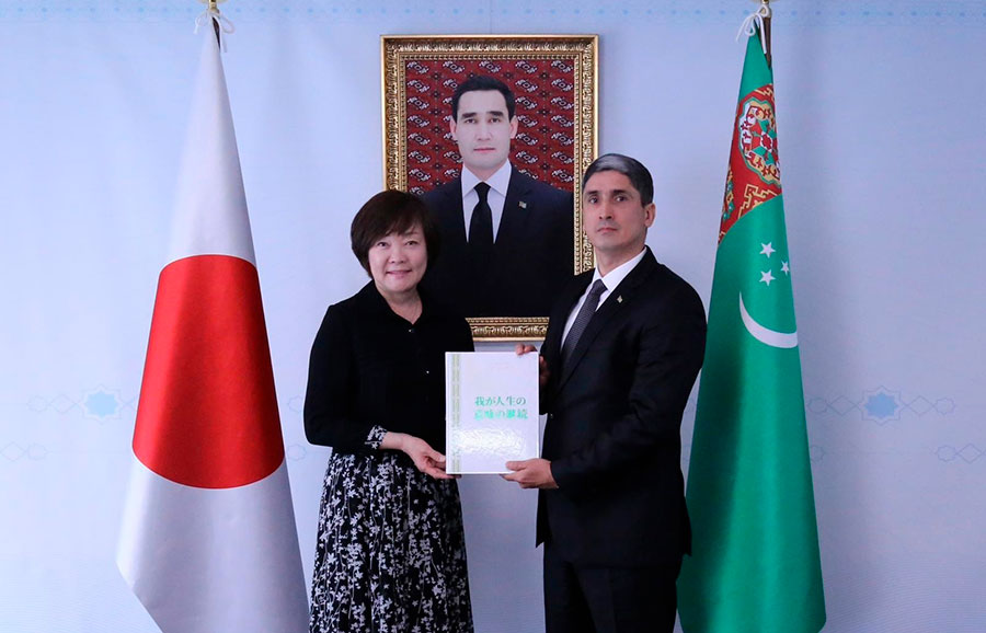 Супруге бывшего Премьер-Министра Японии Синдзо Абэ вручена книга Национального Лидера туркменского народа «Продолжение смысла моей жизни»