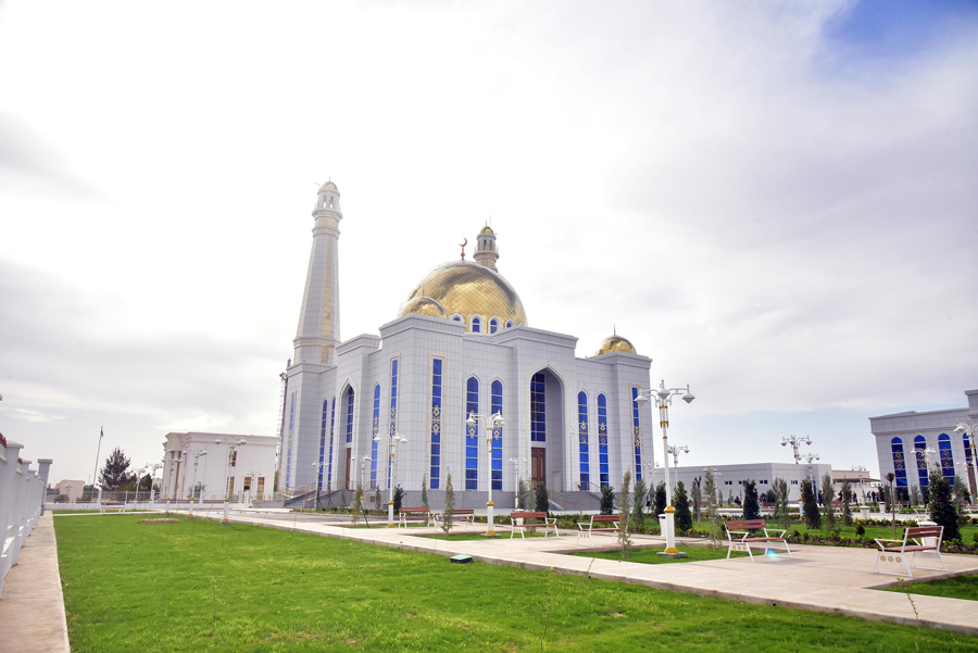 В канун священной Ночи всемогущества открылись новые мечети в велаятах нашей страны