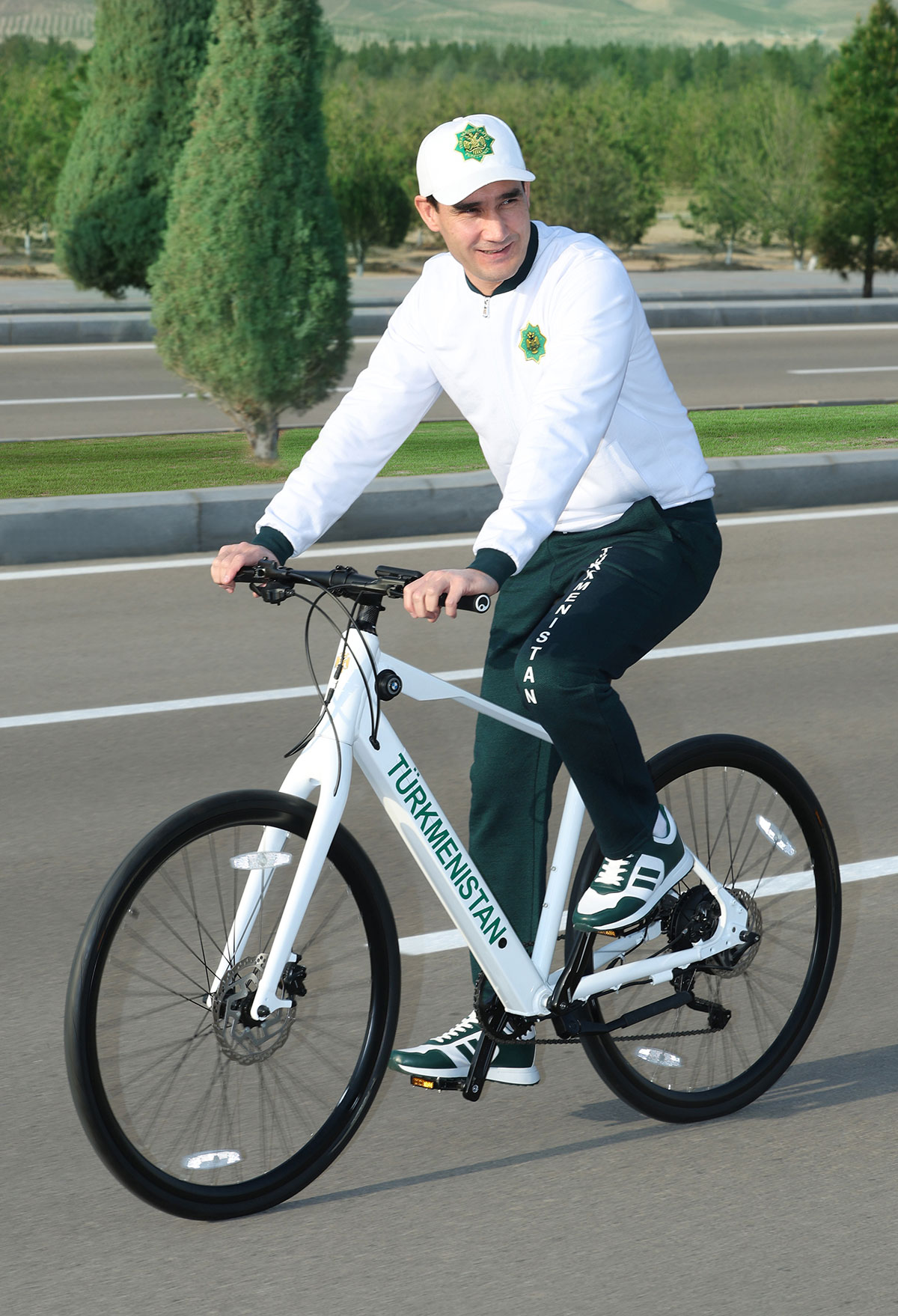 Президент Сердар Бердымухамедов принял участие в традиционном массовом велопробеге