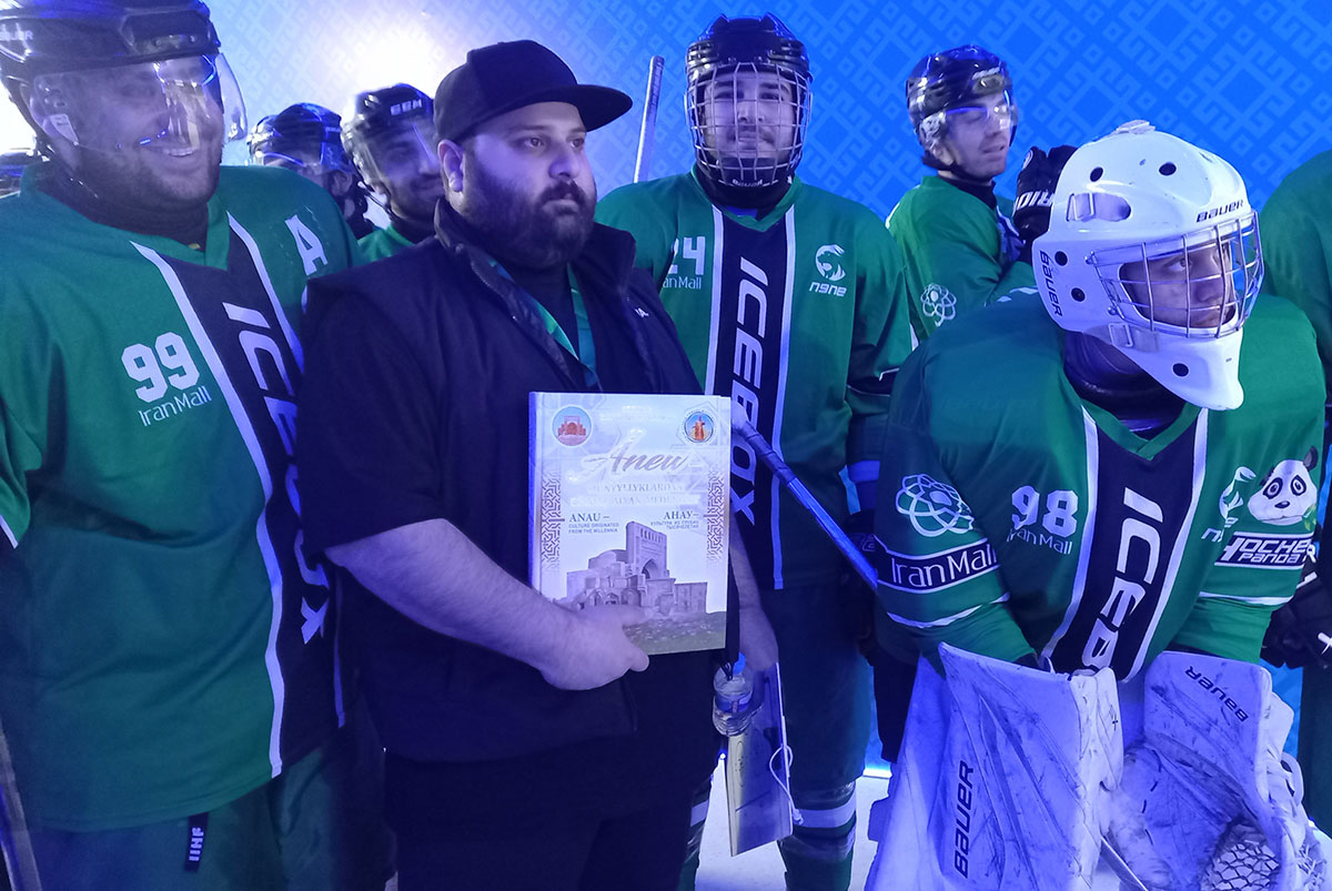 Представителям хоккейных клубов вручили книгу Президента Туркменистана