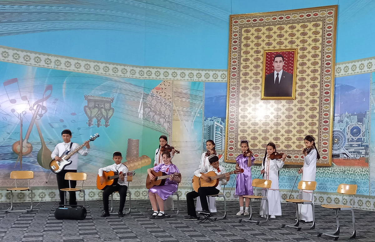 Состоялся концерт начинающих гитаристов, посвящённый 75-летию Ислама Бабаева