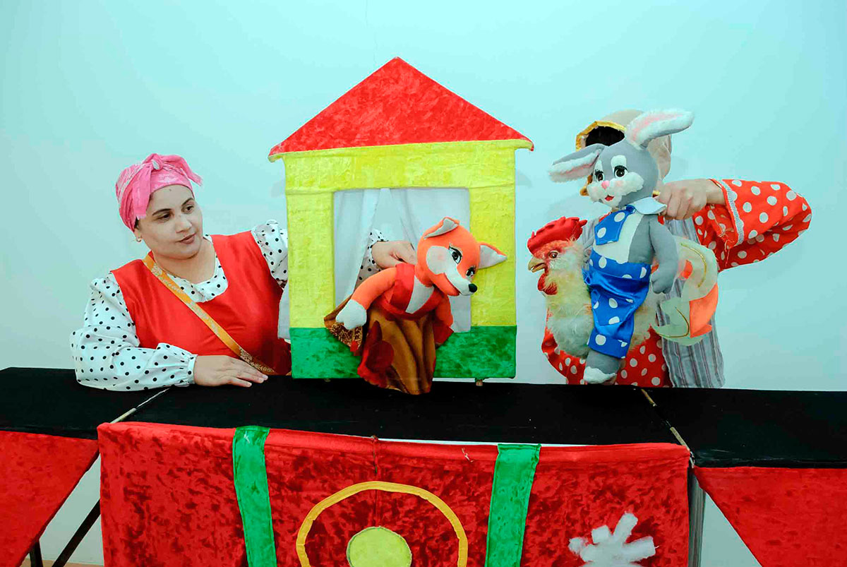 Труппа Туркменского государственного кукольного театра гастролирует в Балканском велаяте
