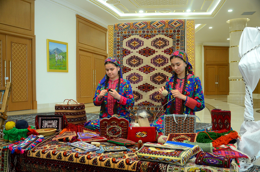 A competition was held in the Balkan velayat - «The best carpet weaving circle»