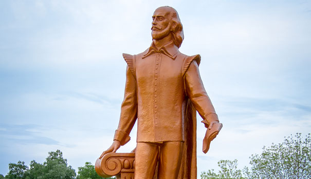 Монументы выдающихся личностей в культурно-парковом комплексе «Magtymguly Pyragy»: Уильям Шекспир