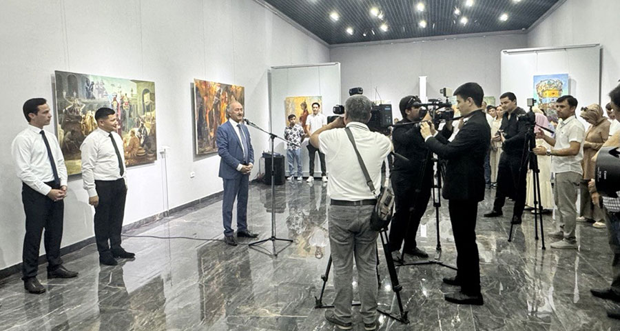 An exhibition of works by Turkmen artists dedicated to the 300th anniversary of Magtymguly Fragi opened in Tashkent