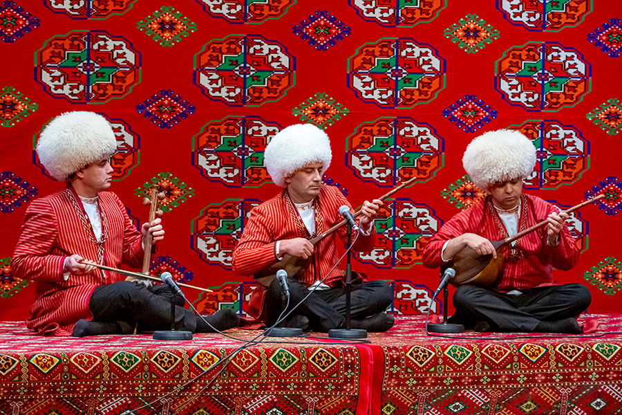 Посвящение от бахши: «Magtymguly, sözle bu şirin dilde»