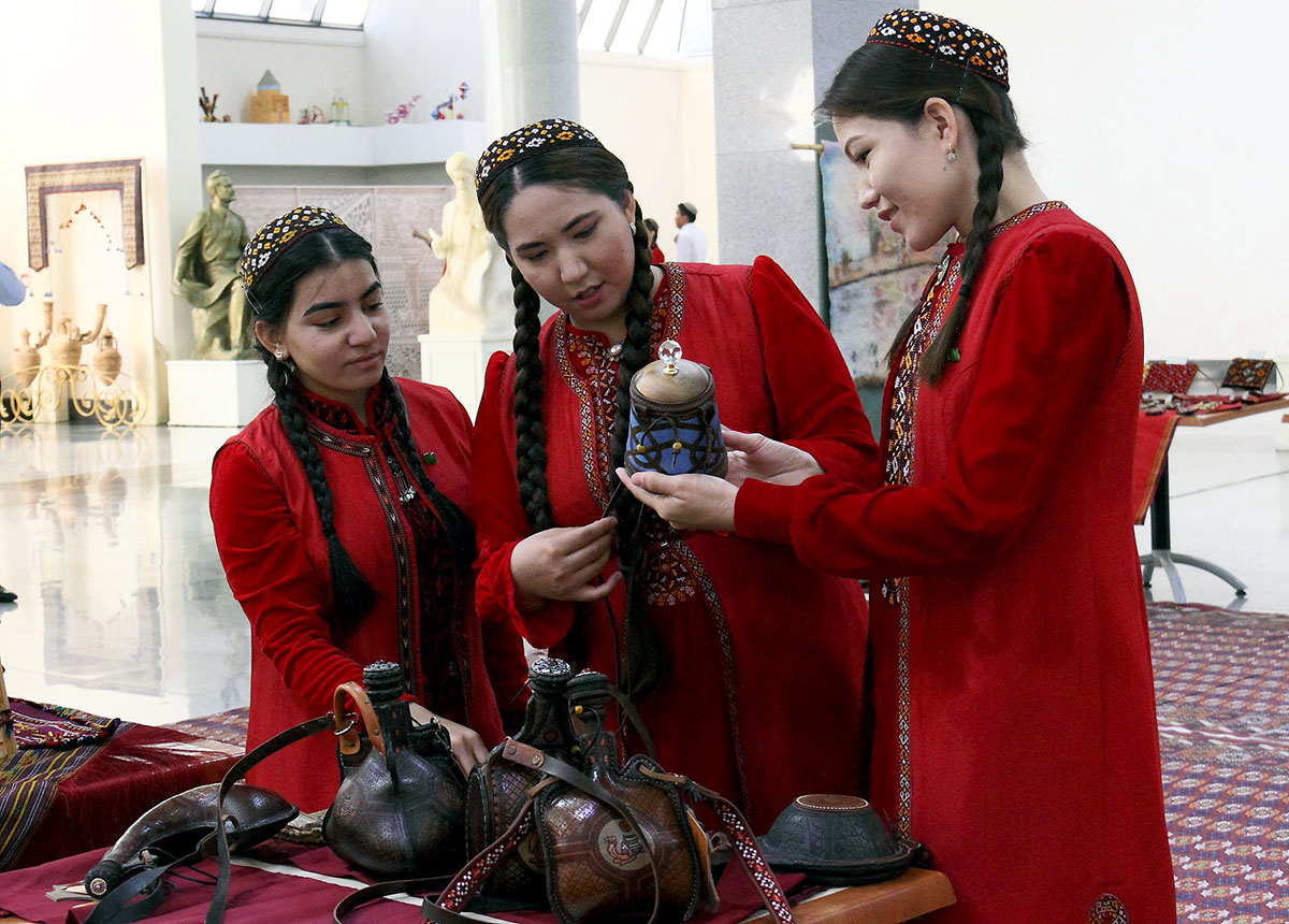 An online conference at the Academy of Arts of Turkmenistan was dedicated to decorative and applied arts