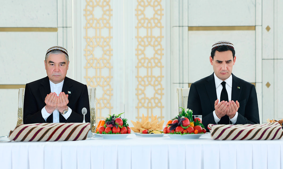 The President of Turkmenistan and the National Leader of the Turkmen people participated in the sadaqah