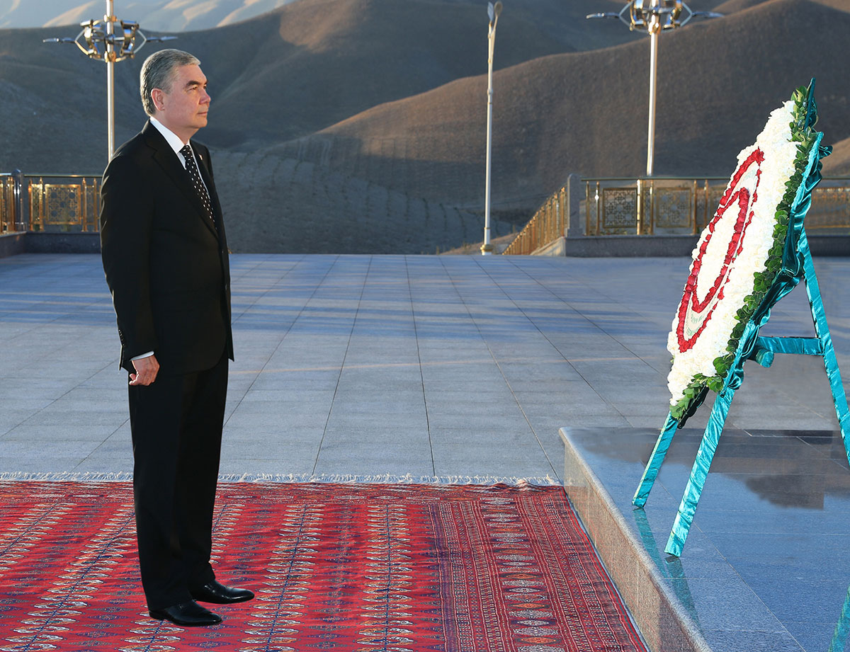 Flower laying ceremony was held at the monument to Magtymguly Fragi n Ashgabat