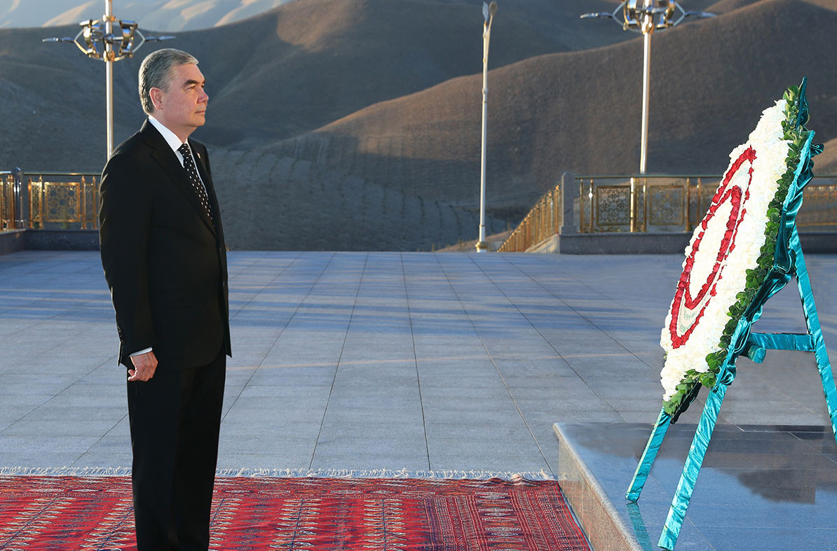 Flower laying ceremony was held at the monument to Magtymguly Fragi n Ashgabat