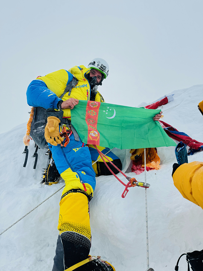 Türkmenistanyň alpinistleri «Manaslu» depesinde Döwlet baýdagyny dikdiler