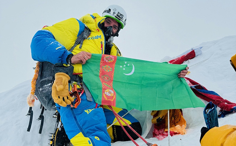 Türkmenistanyň alpinistleri «Manaslu» depesinde Döwlet baýdagyny dikdiler