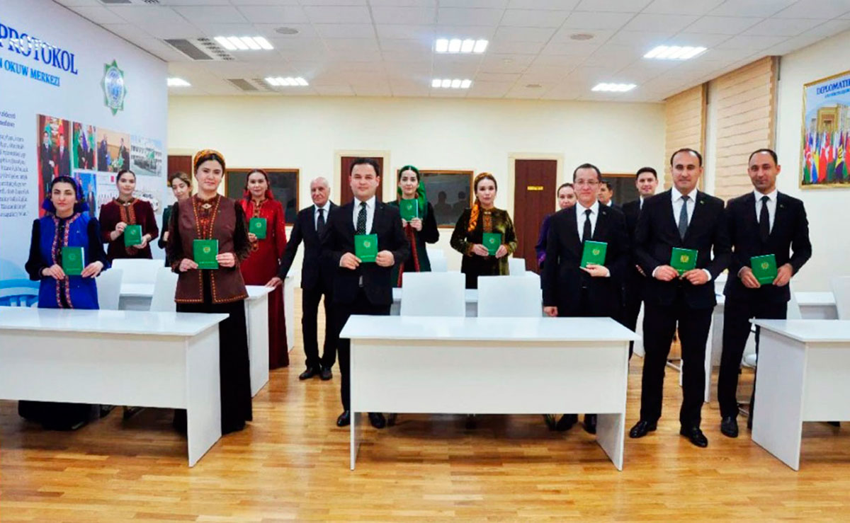 Certificates awarded to new diplomatic protocol specialists