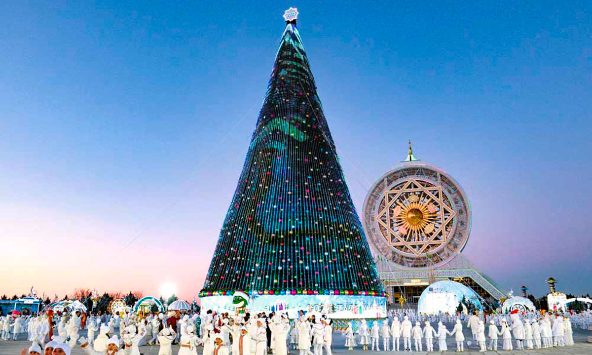 Main New Year tree of Turkmenistan started to glitter with its festive lights