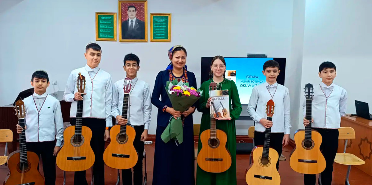 Classical guitar textbook presented in Ashgabat