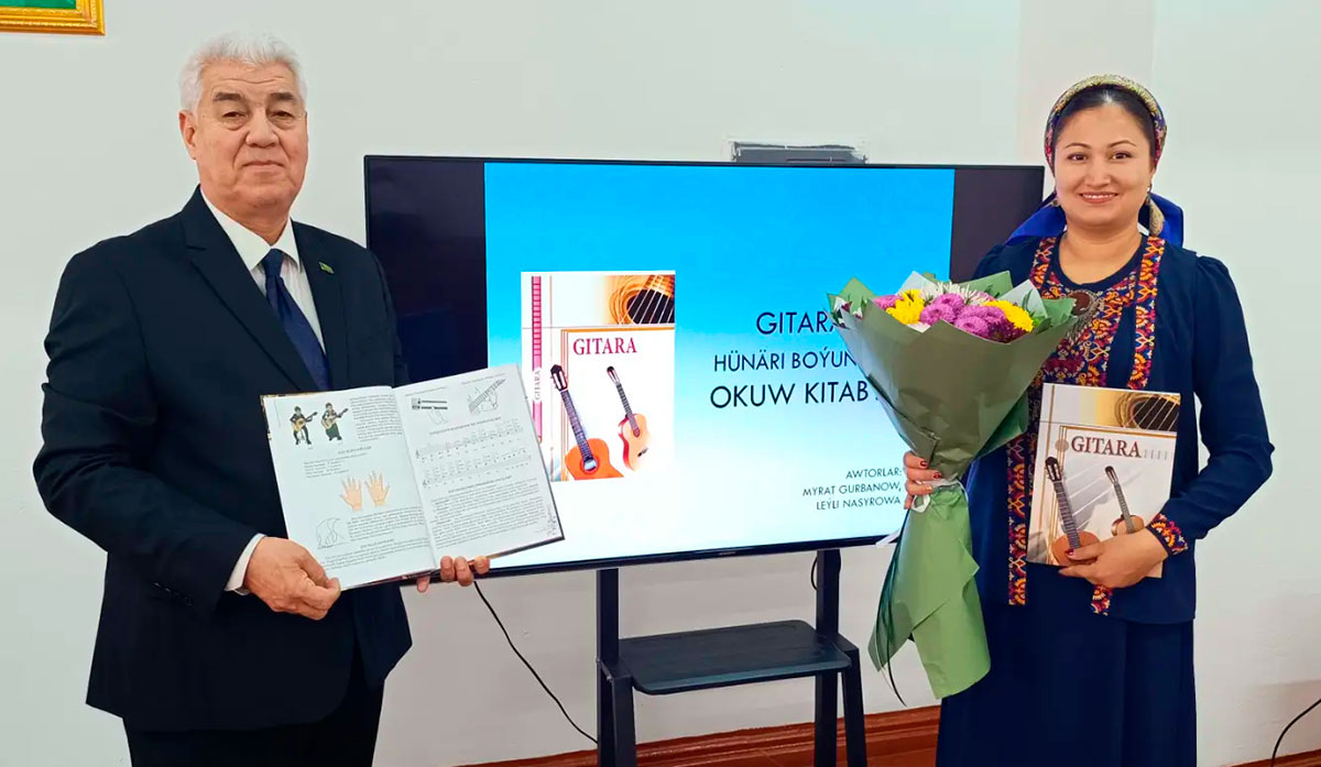 Classical guitar textbook presented in Ashgabat