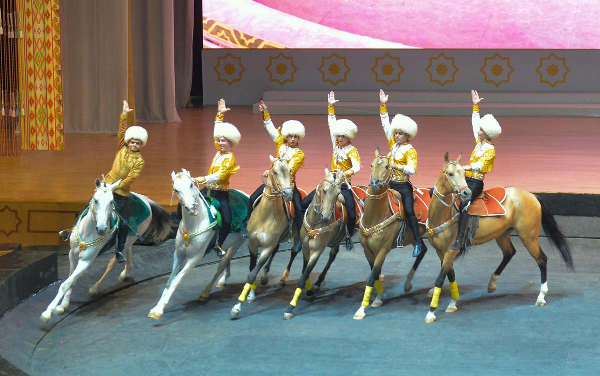 «Galkynyşyň» ganatly bedewleri we döwlet sirki Lebap topragynda