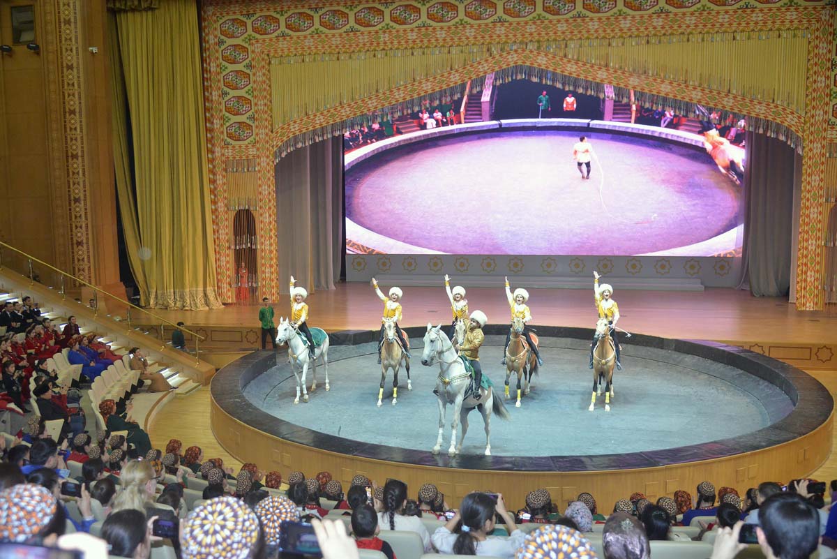 «Galkynyşyň» ganatly bedewleri we döwlet sirki Lebap topragynda