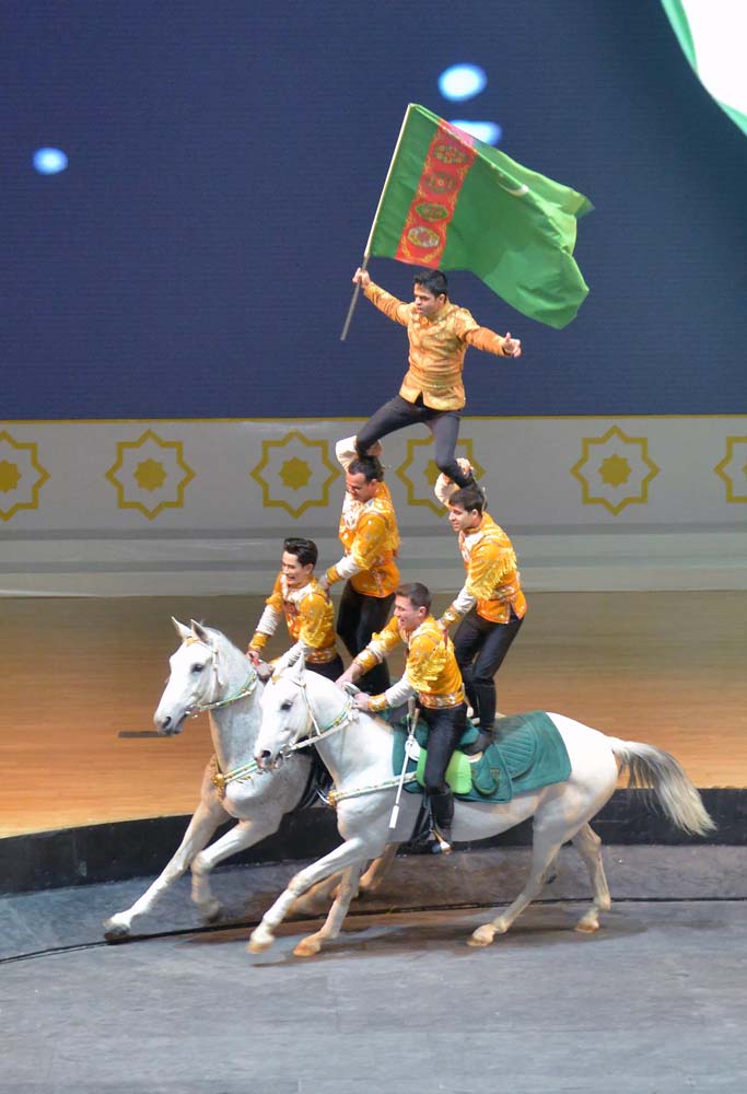 «Galkynyşyň» ganatly bedewleri we döwlet sirki Lebap topragynda