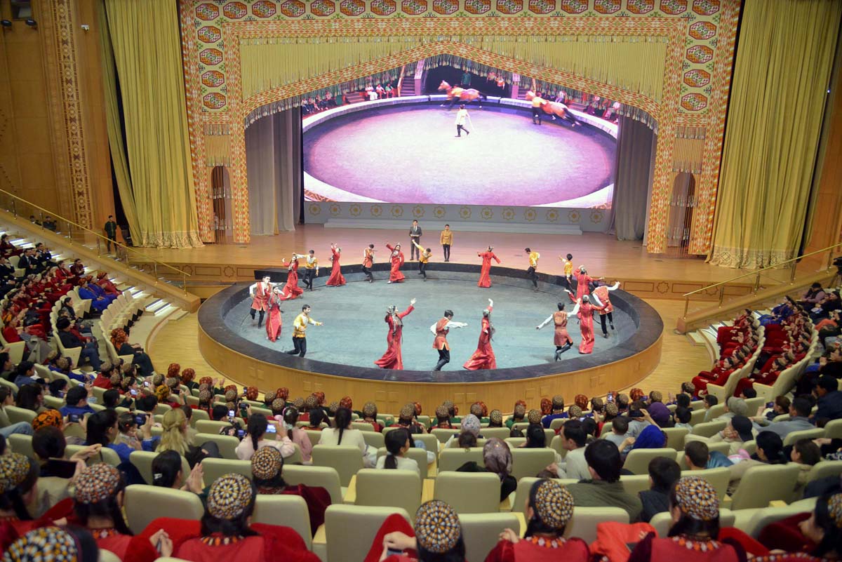 «Galkynyşyň» ganatly bedewleri we döwlet sirki Lebap topragynda