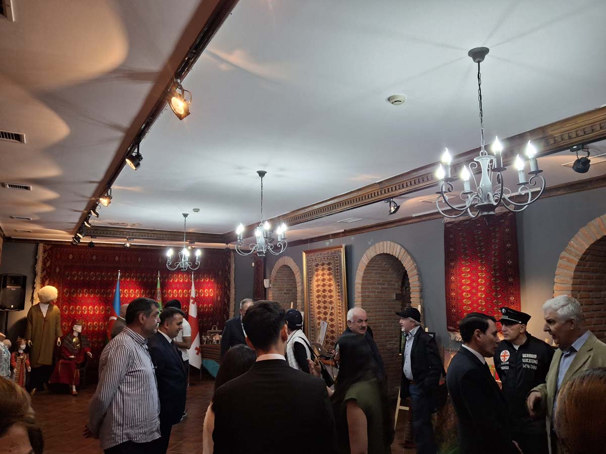 Tbiliside türkmen halysynyň baýramy bellenildi