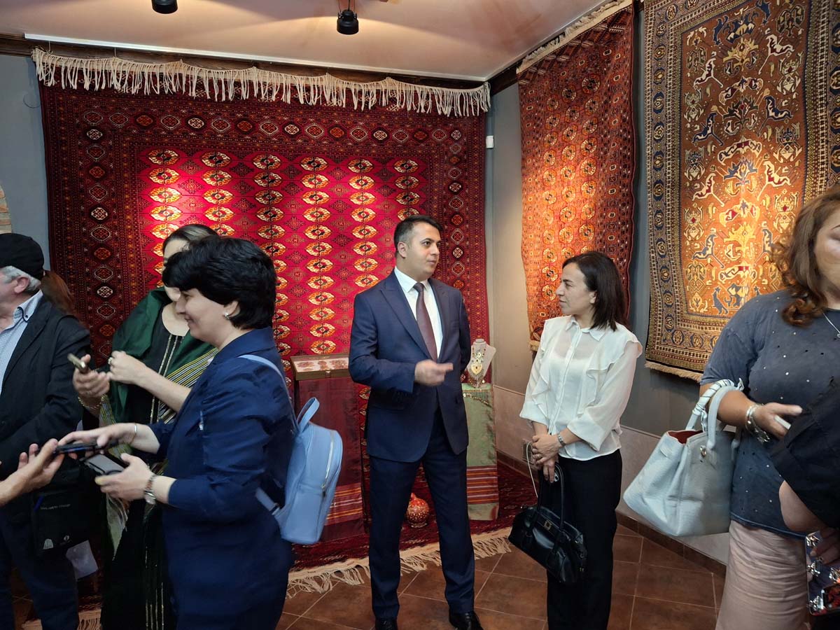 Tbiliside türkmen halysynyň baýramy bellenildi