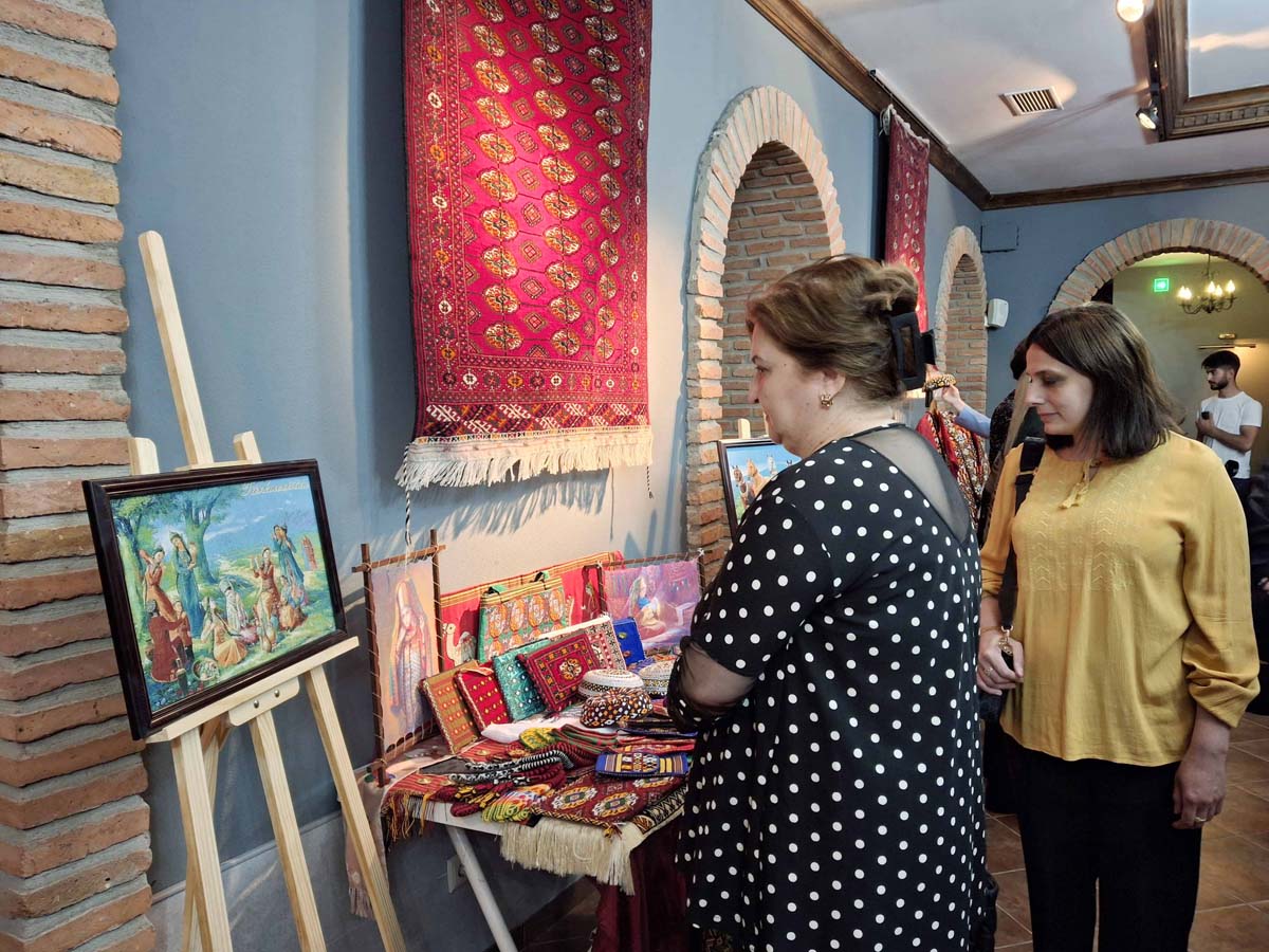 Tbiliside türkmen halysynyň baýramy bellenildi