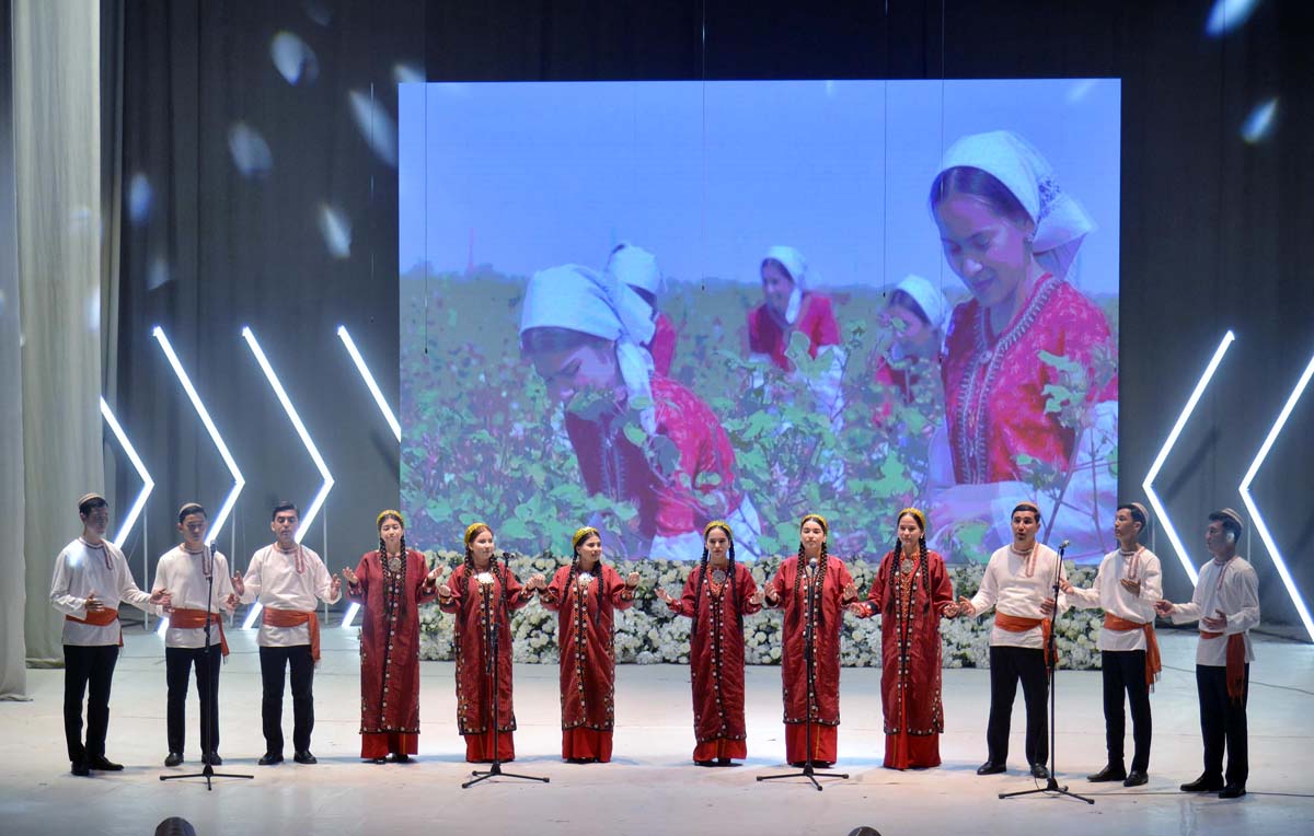 Owazasy owazlarda, dowamaty ýyllarda