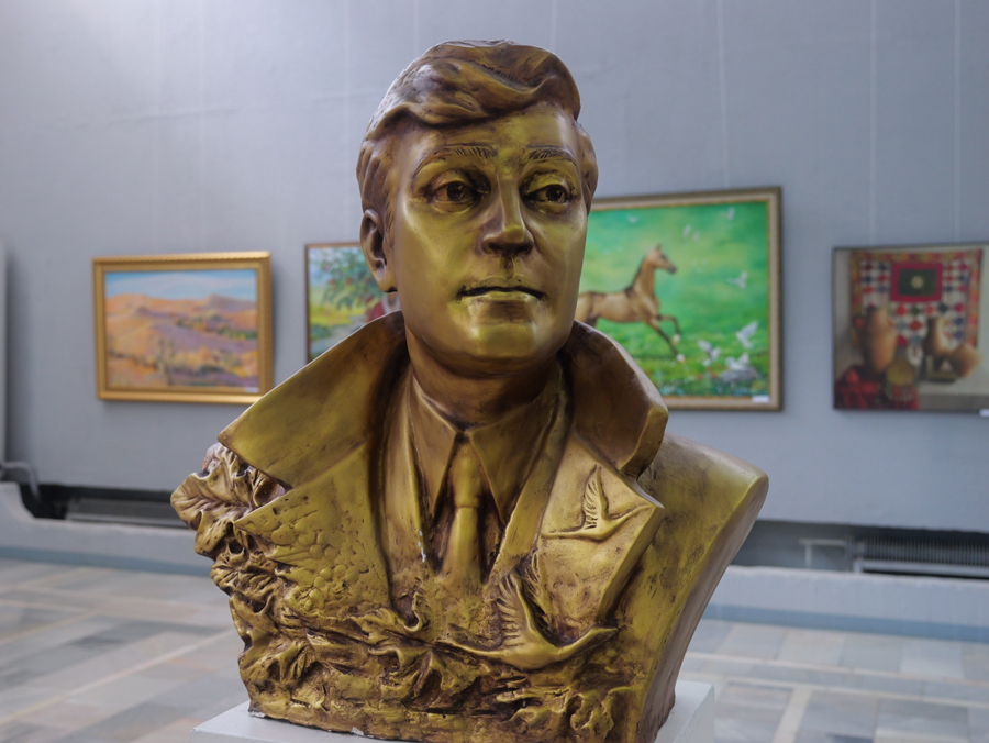 Medeniýet we sungat işgärleriniň hem-de Magtymguly Pyragynyň şygryýet güni mynasybetli suratkeşleriň we ýazyjylaryň sergisi