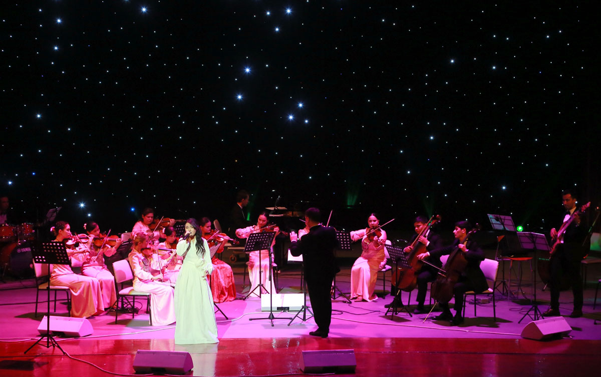 Tahyr Ataýewiň ýolbaşçylygyndaky orkestri: söýgi hakynda ýene bir gezek