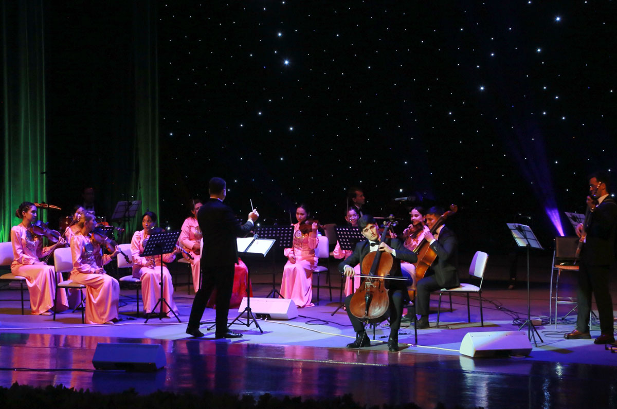 Tahyr Ataýewiň ýolbaşçylygyndaky orkestri: söýgi hakynda ýene bir gezek