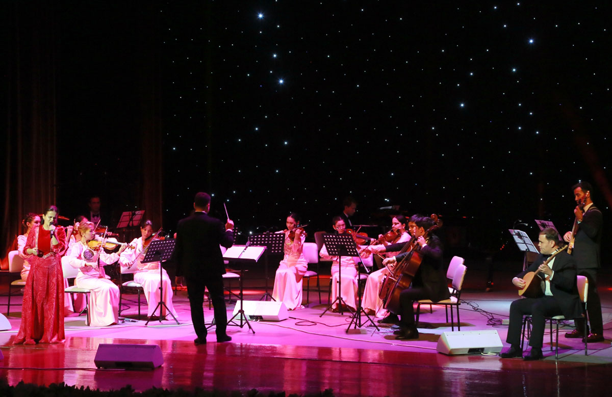 Tahyr Ataýewiň ýolbaşçylygyndaky orkestri: söýgi hakynda ýene bir gezek