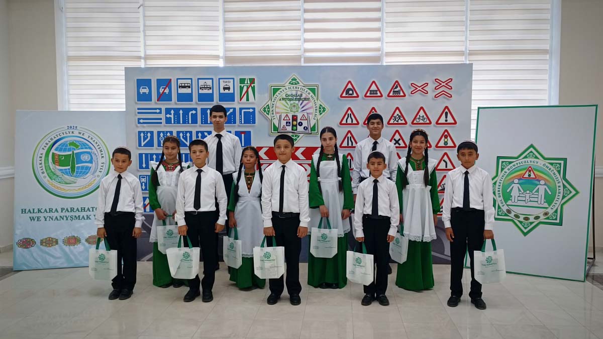 Ýol hereketiniň howpsuzlygy: Aşgabatda okuwçylar üçin amaly-tejribe okuwy guraldy