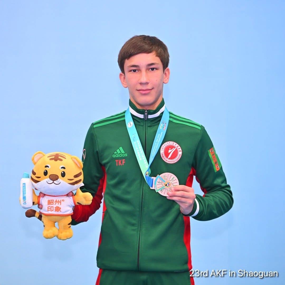 Türkmen karateçileri Aziýa çempionatynda iki bürünç medala mynasyp boldular