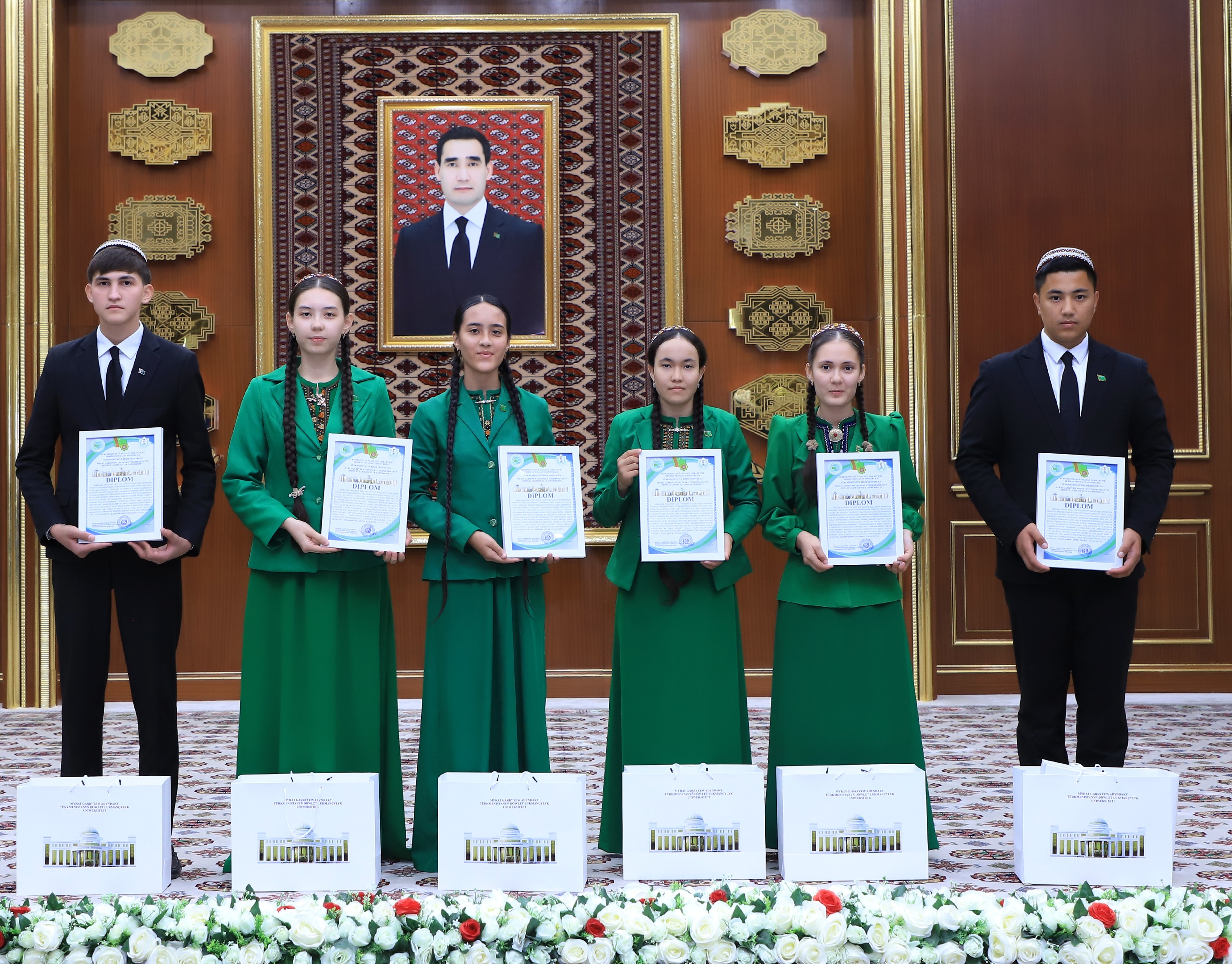 Туркменский медуниверситет провел олимпиаду по биологии в честь Дня независимости страны