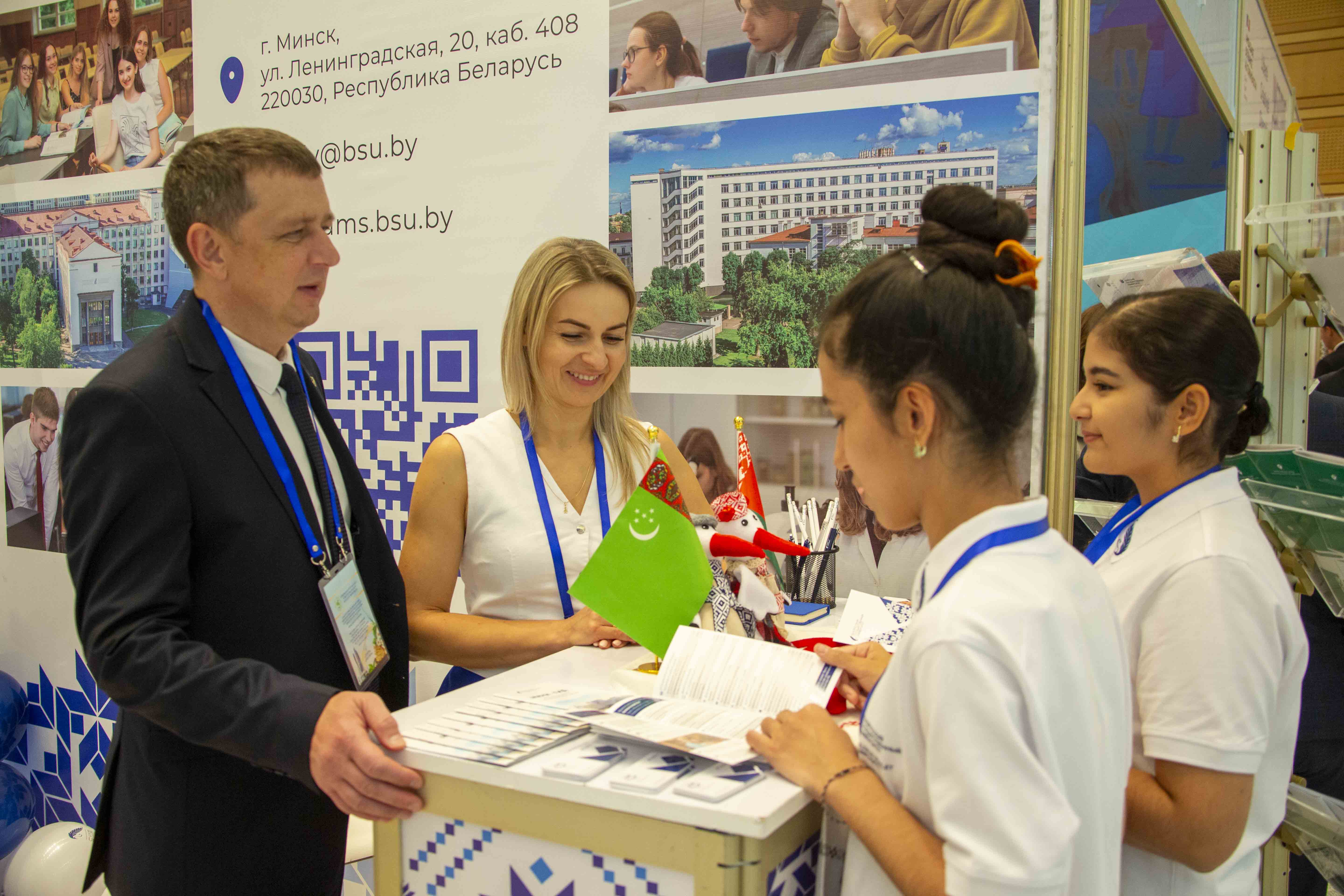 В Туркменистане широко отмечен День работников здравоохранения и медицинской промышленности