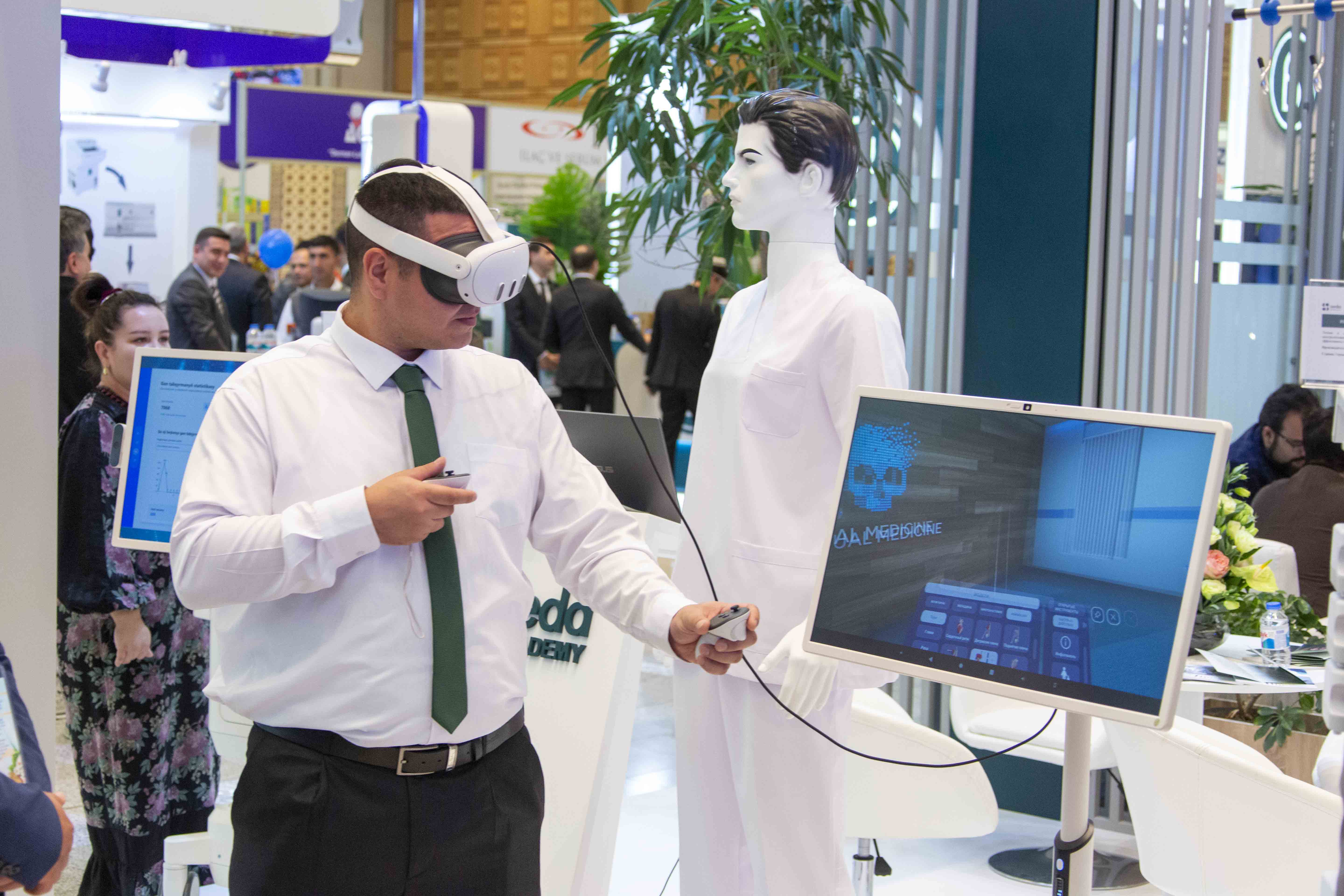 В Туркменистане широко отмечен День работников здравоохранения и медицинской промышленности