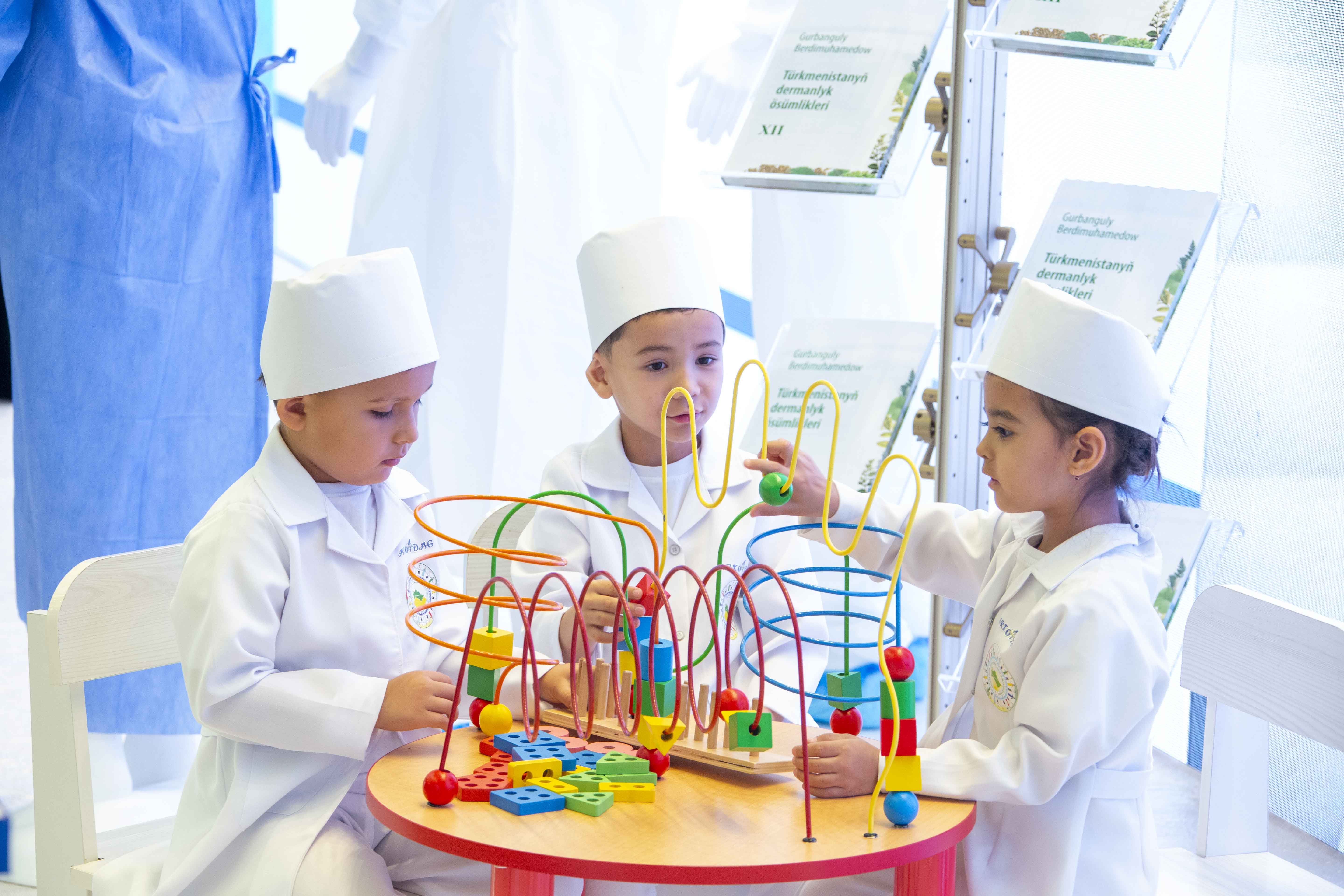 В Туркменистане широко отмечен День работников здравоохранения и медицинской промышленности