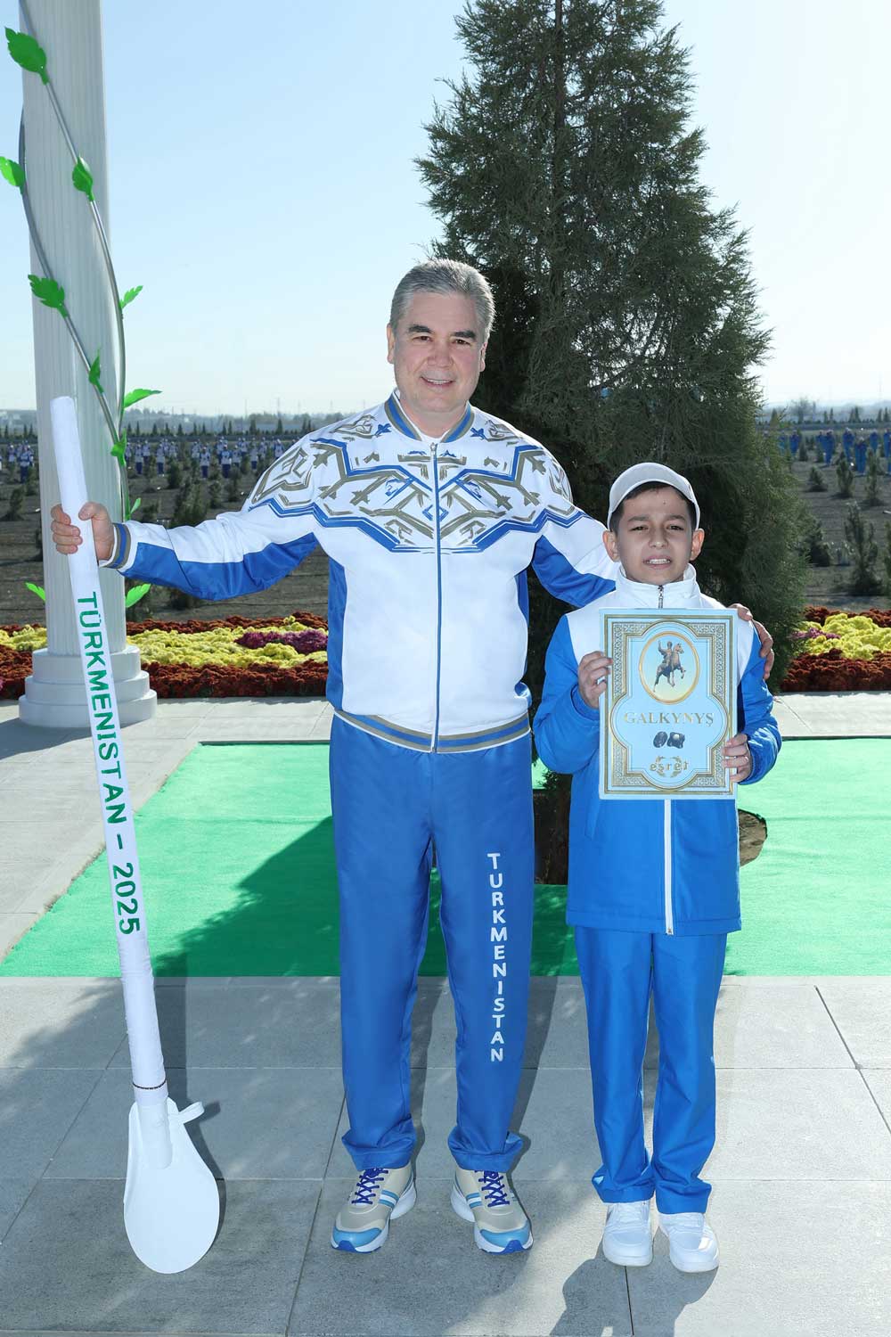 Национальный Лидер туркменского народа, Председатель Халк Маслахаты Туркменистана принял участие в массовой посадке деревьев в городе Аркадаг