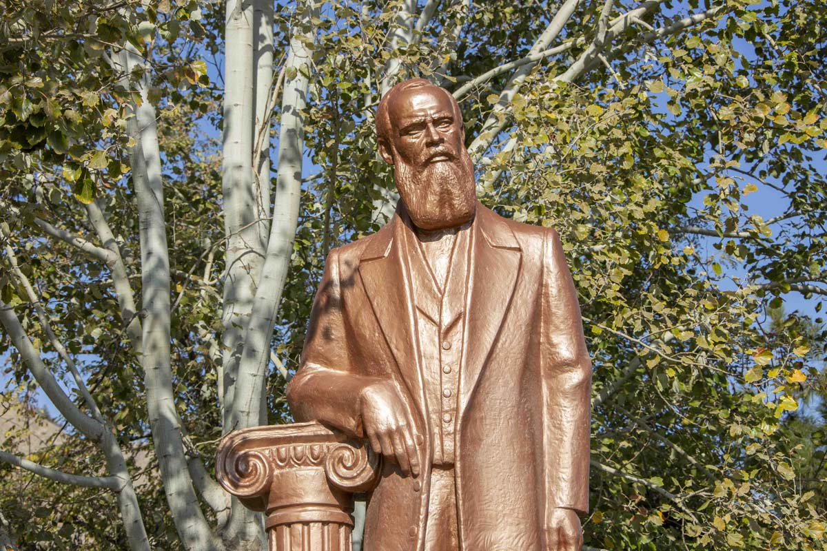 Fýodor Dostoýewskiniň Aşgabatdaky ýadygärligine gül goýuldy