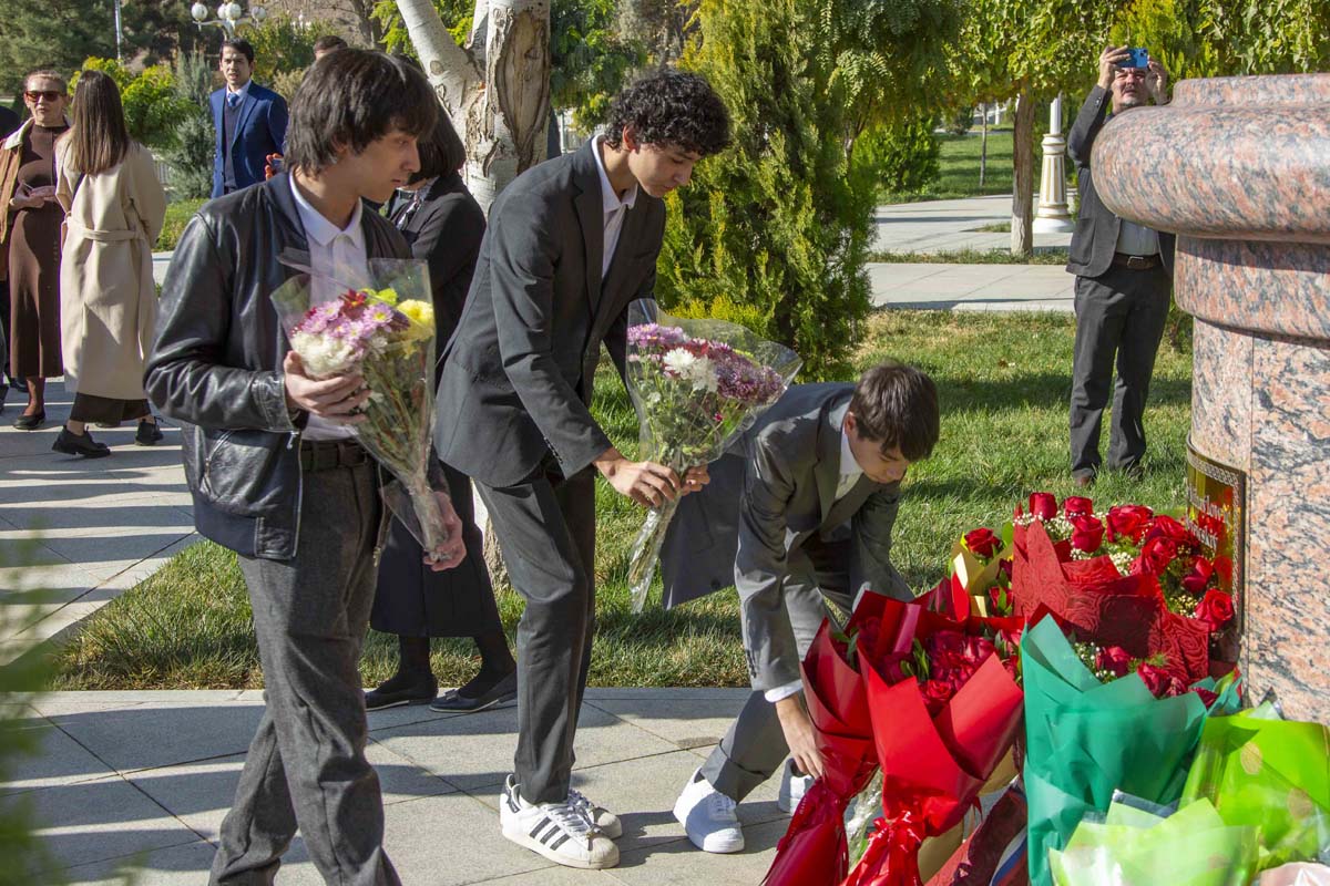 Fýodor Dostoýewskiniň Aşgabatdaky ýadygärligine gül goýuldy